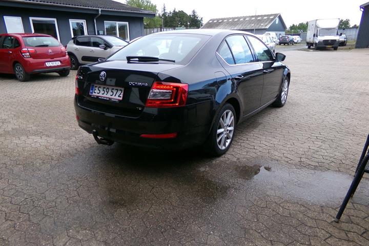 Sort Skoda Octavia fra 2014