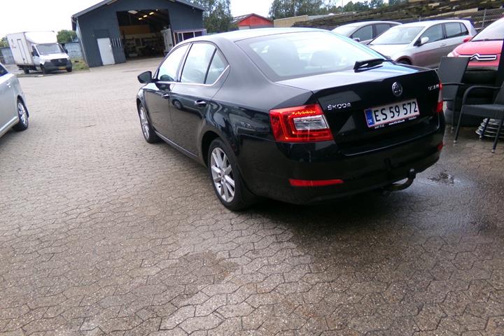 Sort Skoda Octavia fra 2014