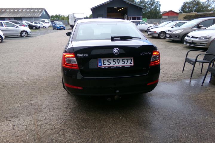 Sort Skoda Octavia fra 2014