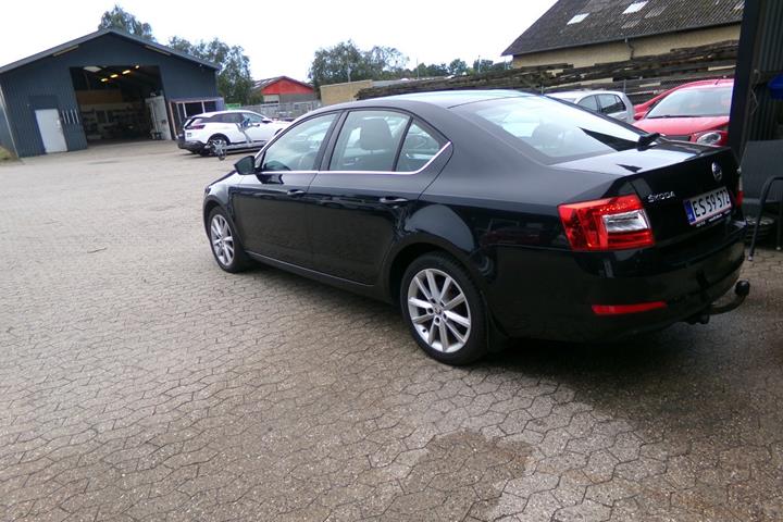 Sort Skoda Octavia fra 2014