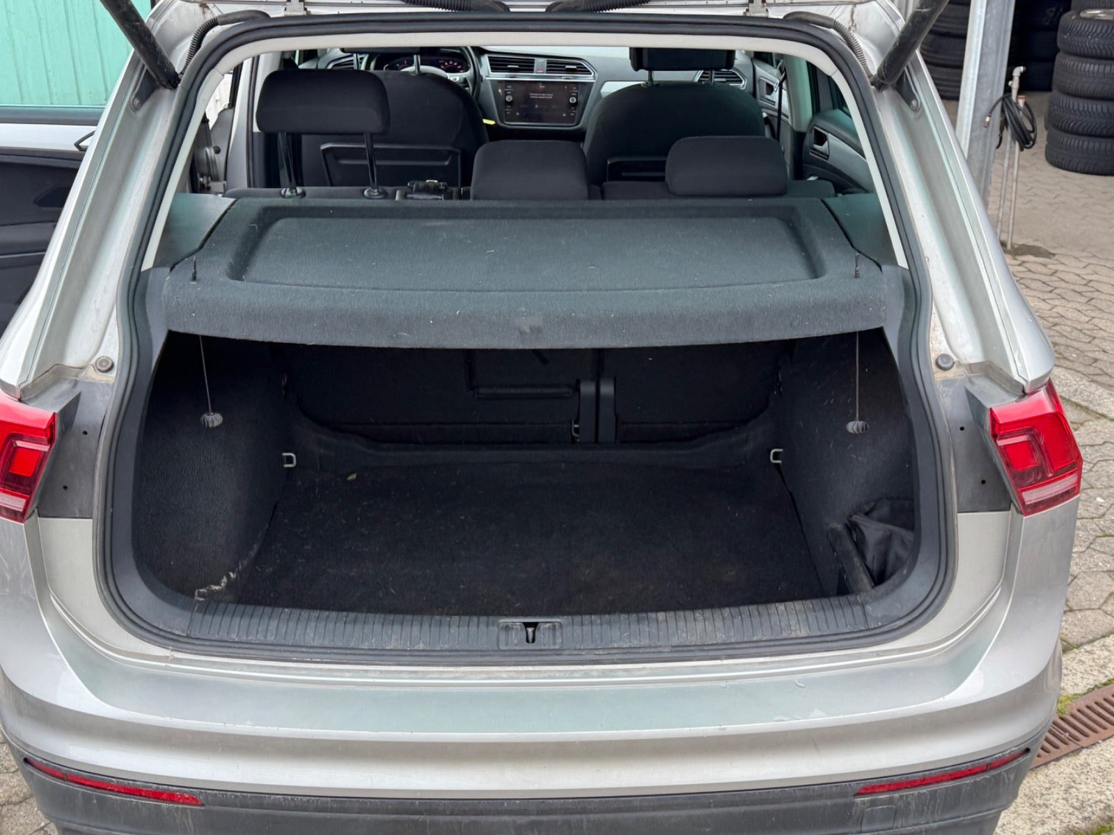 Grå VW Tiguan fra 2020