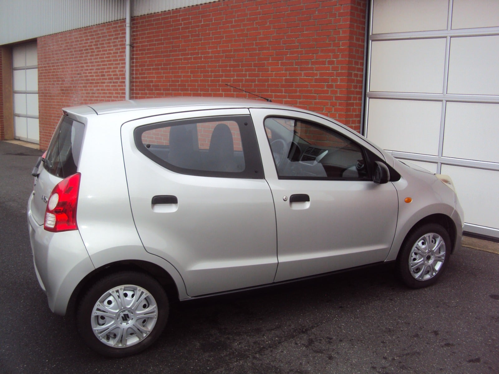 Sølv Suzuki Alto fra 2015
