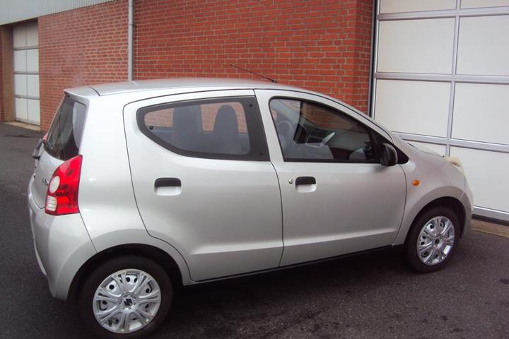 Sølv Suzuki Alto fra 2015