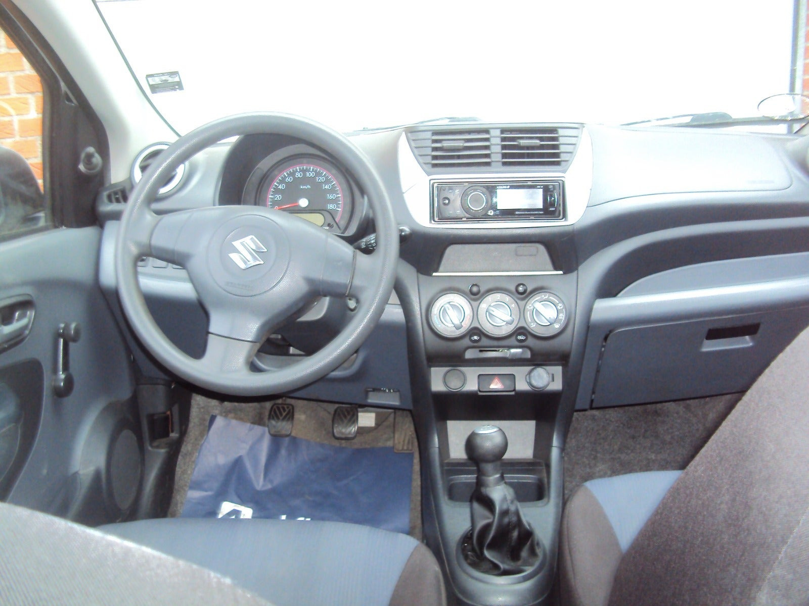 Sølv Suzuki Alto fra 2015