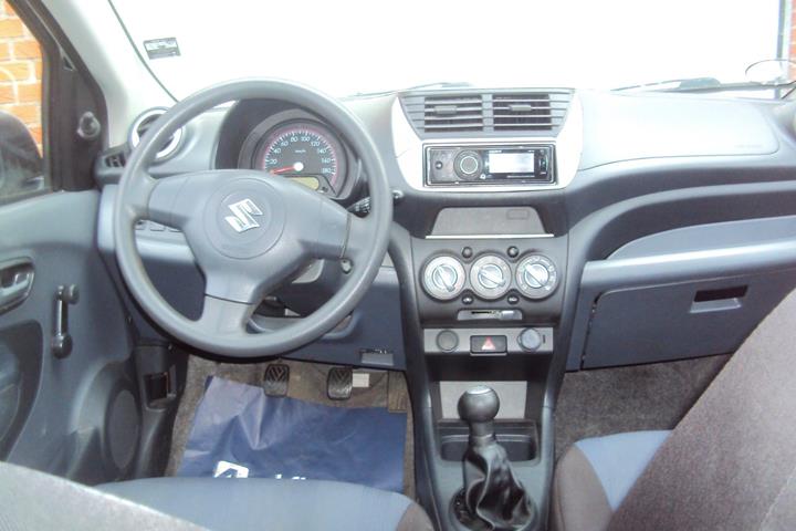 Sølv Suzuki Alto fra 2015