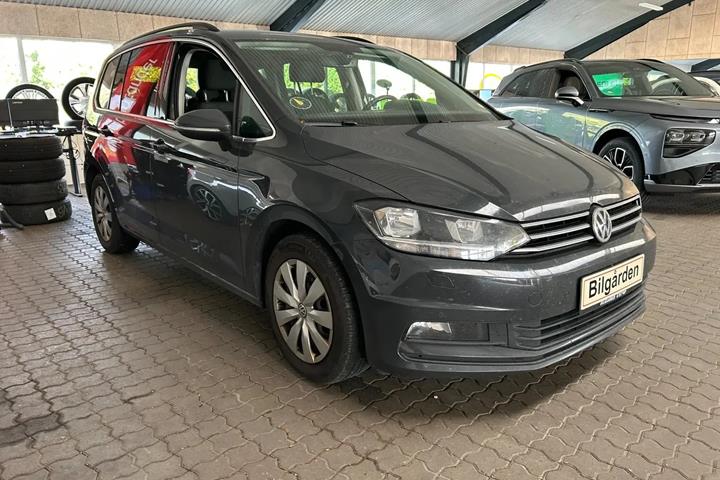 Grå VW Touran fra 2018