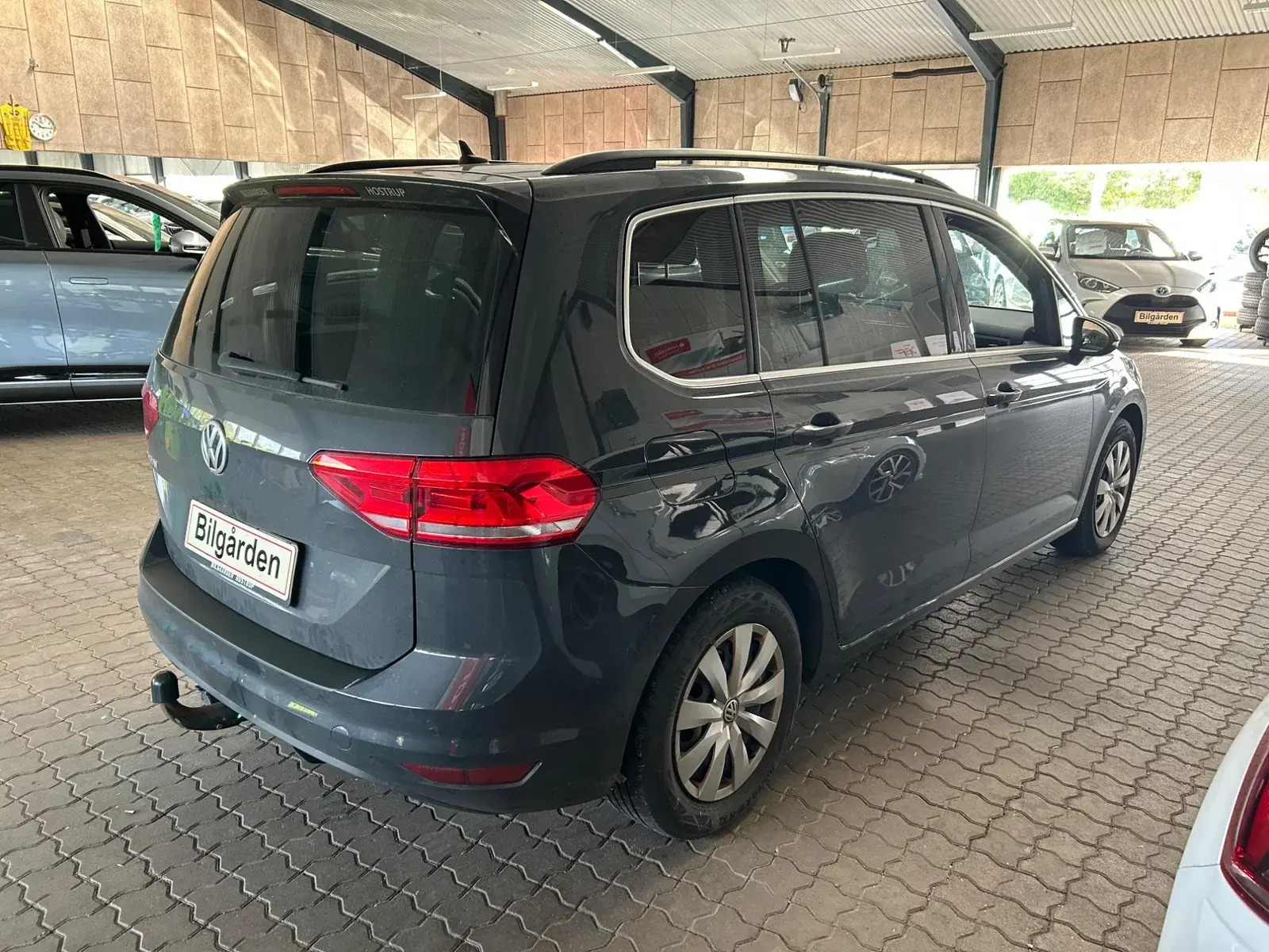 Grå VW Touran fra 2018