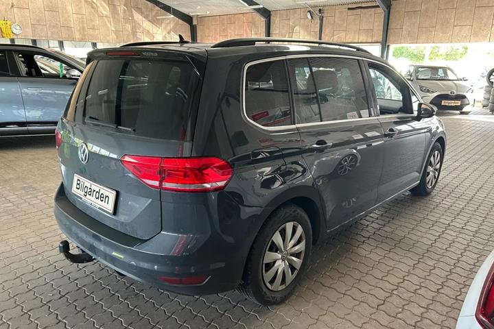 Grå VW Touran fra 2018