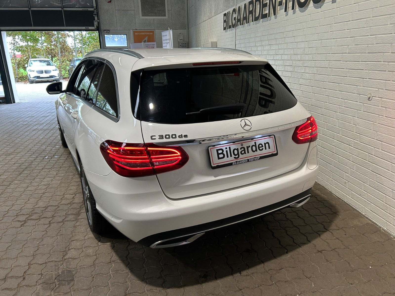 Hvid Mercedes C300 de fra 2020