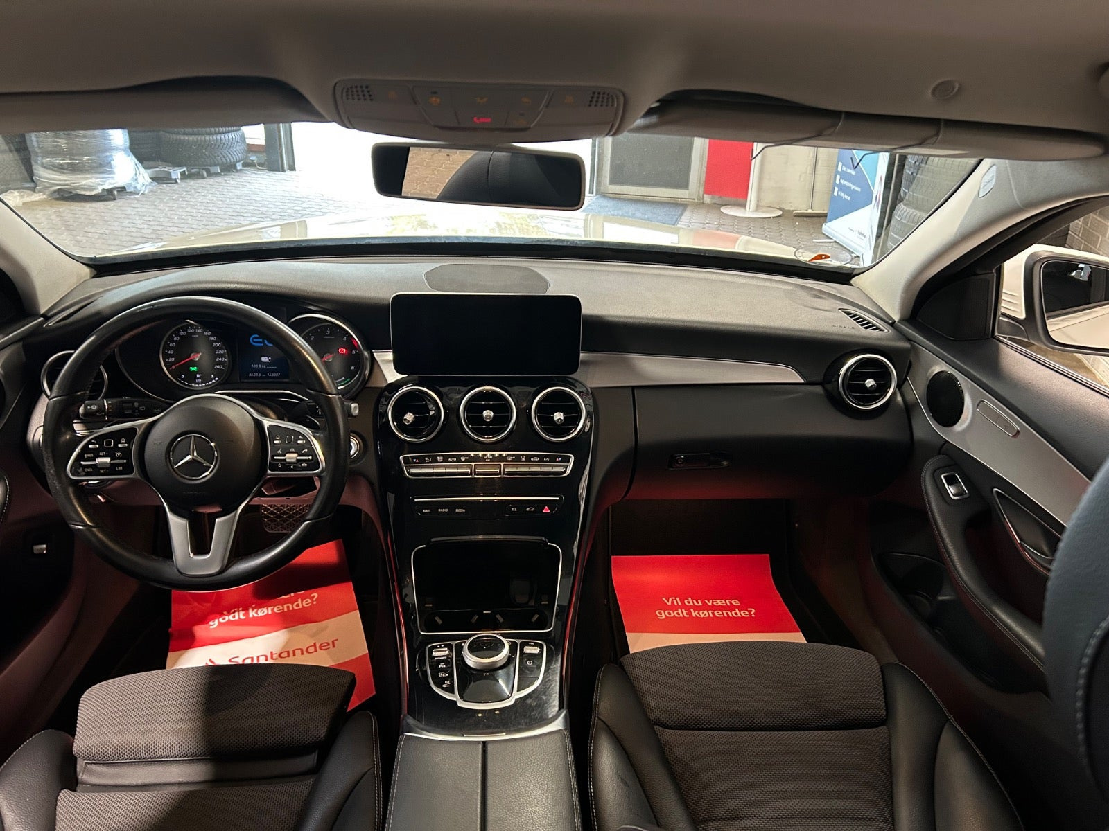 Hvid Mercedes C300 de fra 2020