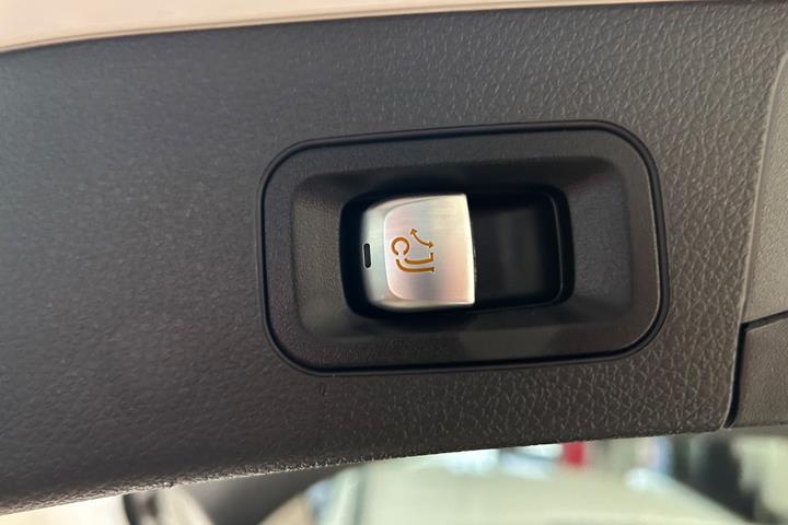 Hvid Mercedes C300 de fra 2020