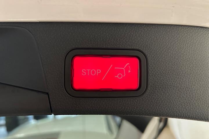 Hvid Mercedes C300 de fra 2020