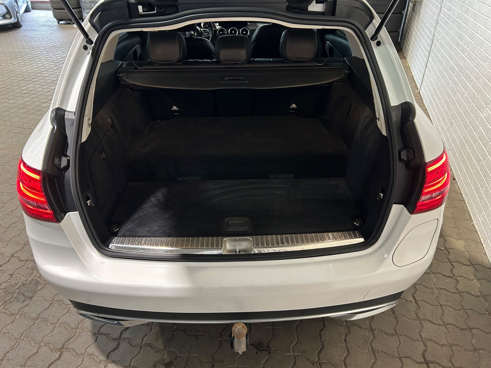 Hvid Mercedes C300 de fra 2020