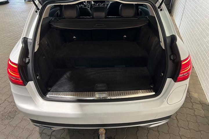 Hvid Mercedes C300 de fra 2020