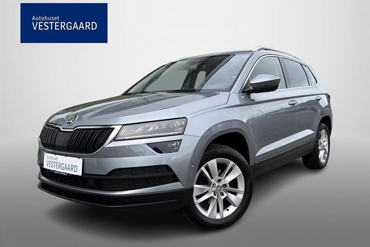 Grå Skoda Karoq fra 2020 set udefra