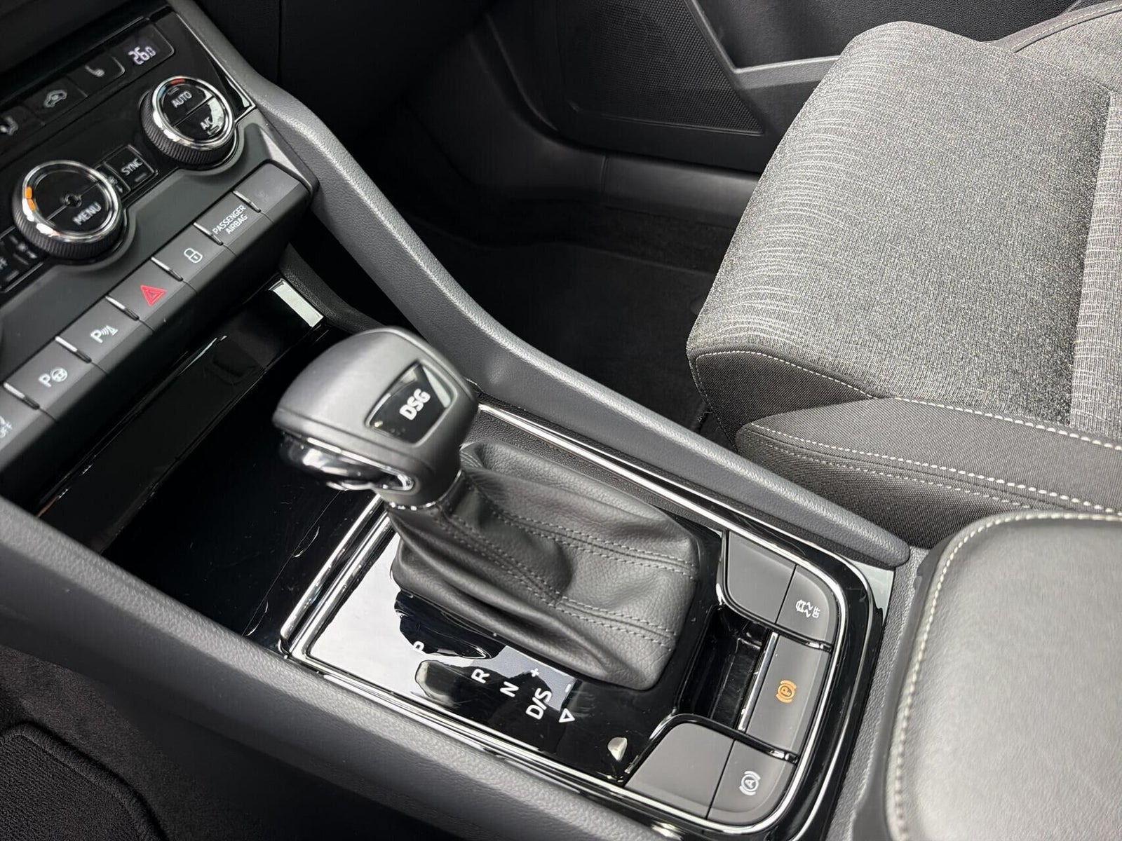 Grå Skoda Karoq fra 2020