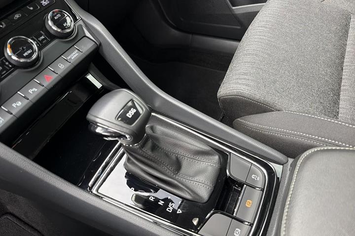 Grå Skoda Karoq fra 2020