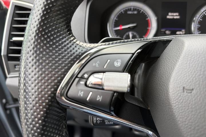 Grå Skoda Karoq fra 2020