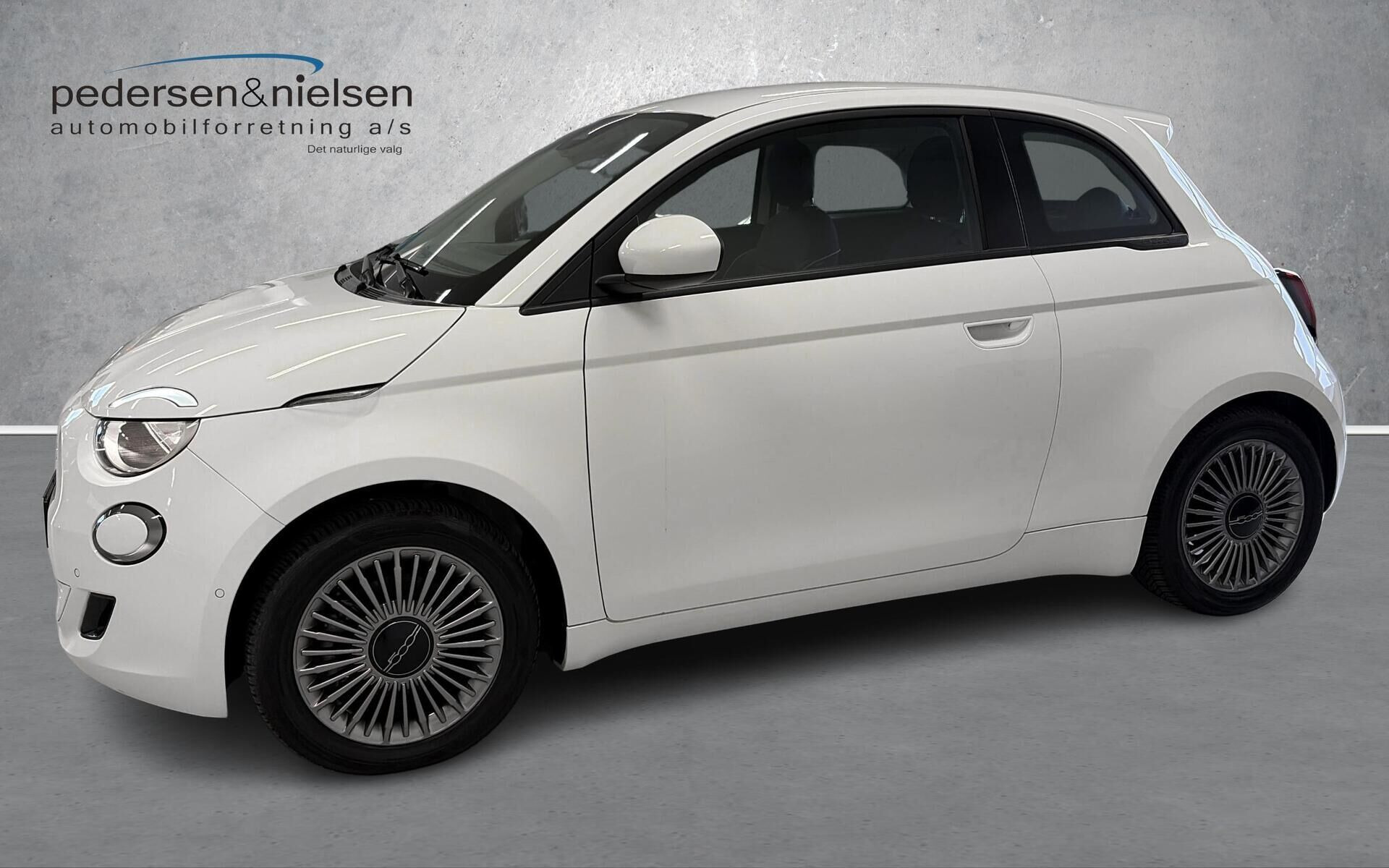 Hvid Fiat 500e fra 2023