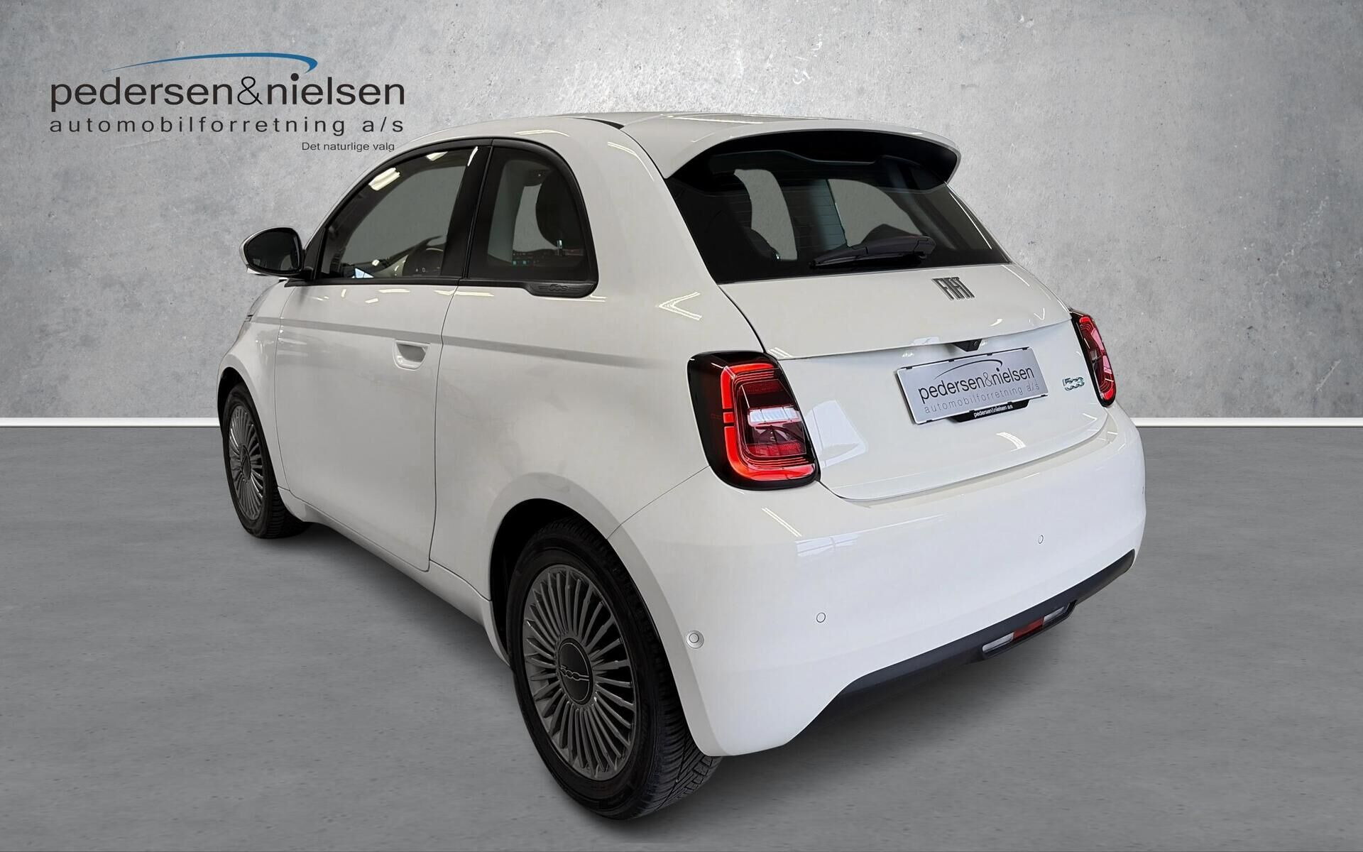 Hvid Fiat 500e fra 2023