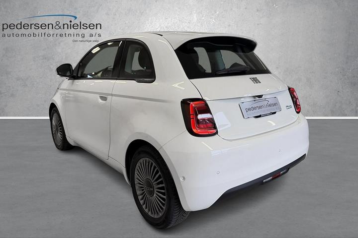 Hvid Fiat 500e fra 2023