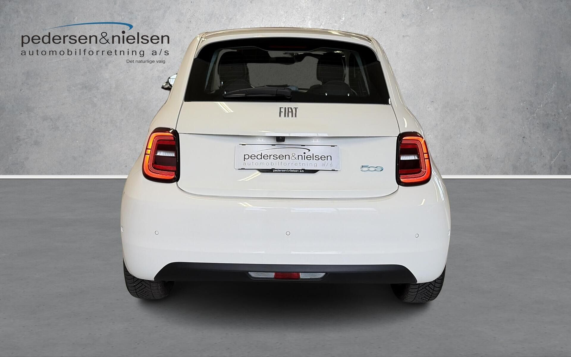 Hvid Fiat 500e fra 2023