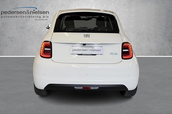 Hvid Fiat 500e fra 2023