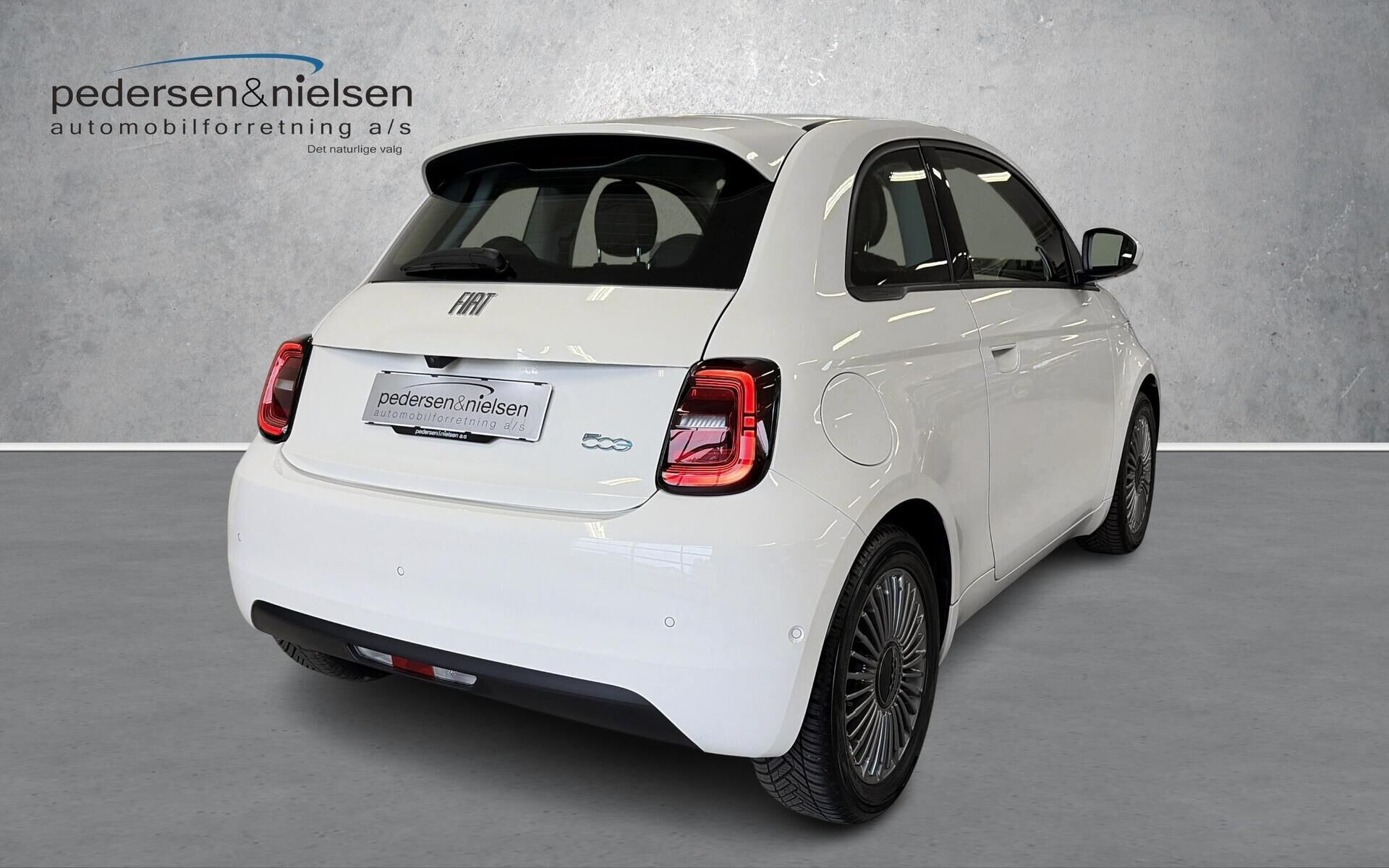 Hvid Fiat 500e fra 2023