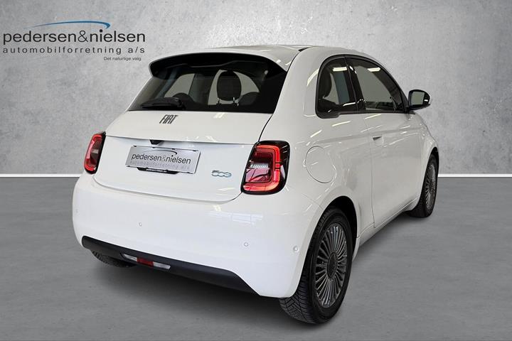 Hvid Fiat 500e fra 2023
