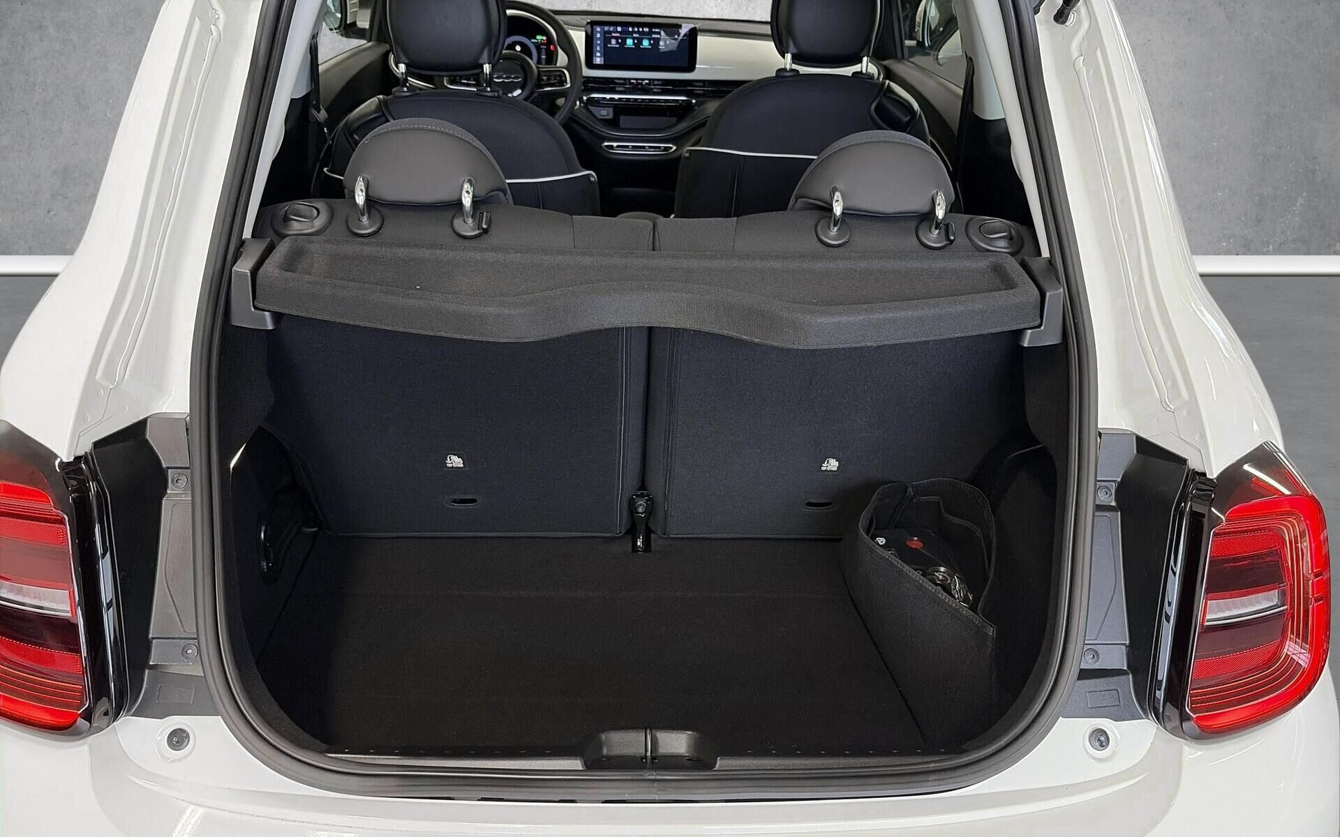 Hvid Fiat 500e fra 2023