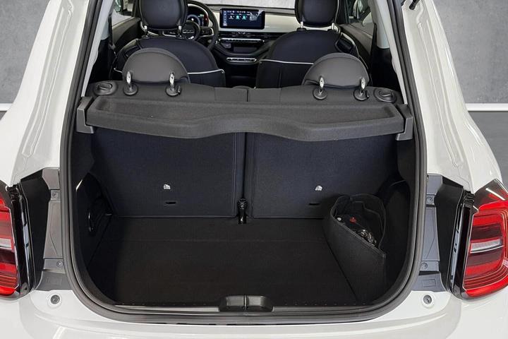 Hvid Fiat 500e fra 2023