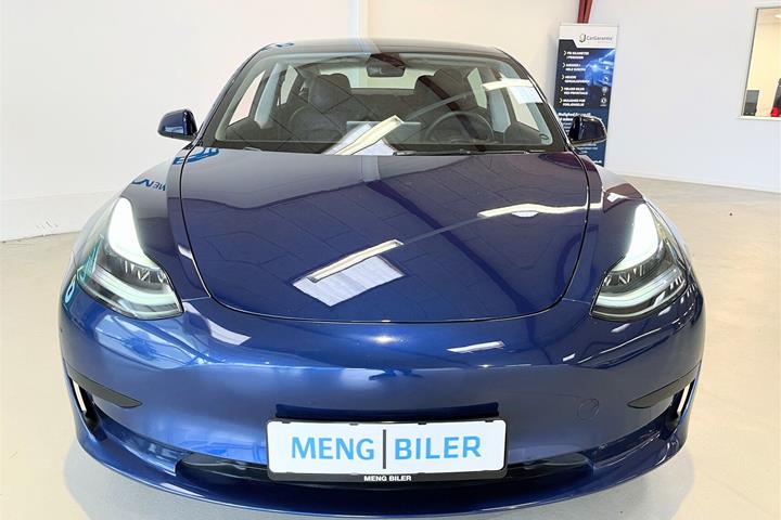 Blå Tesla Model 3 fra 2023