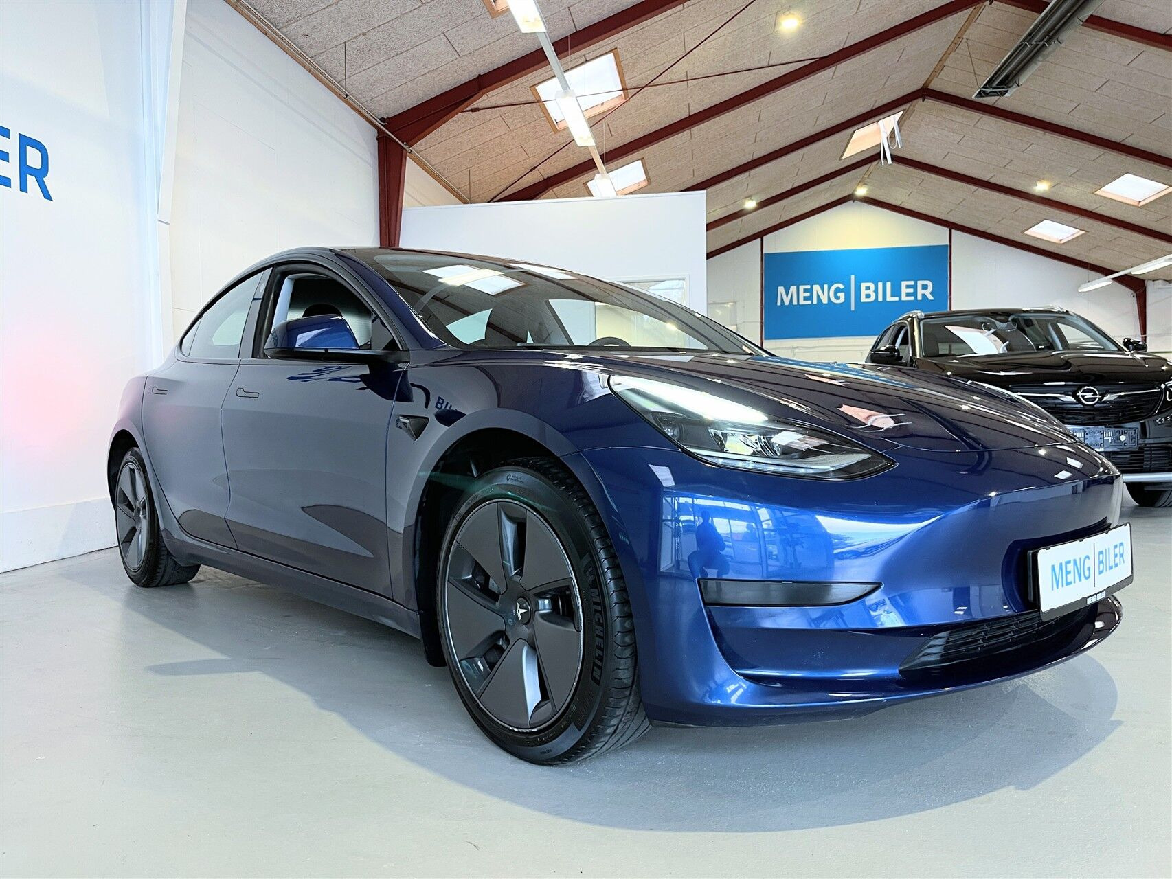 Blå Tesla Model 3 fra 2023