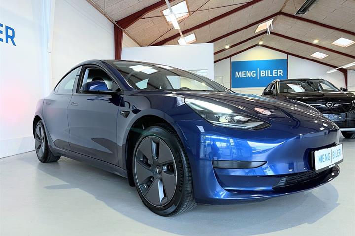 Blå Tesla Model 3 fra 2023