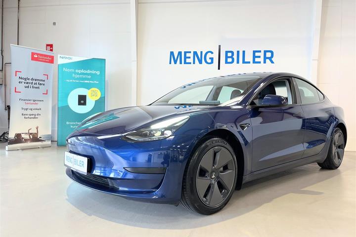 Blå Tesla Model 3 fra 2023 set udefra