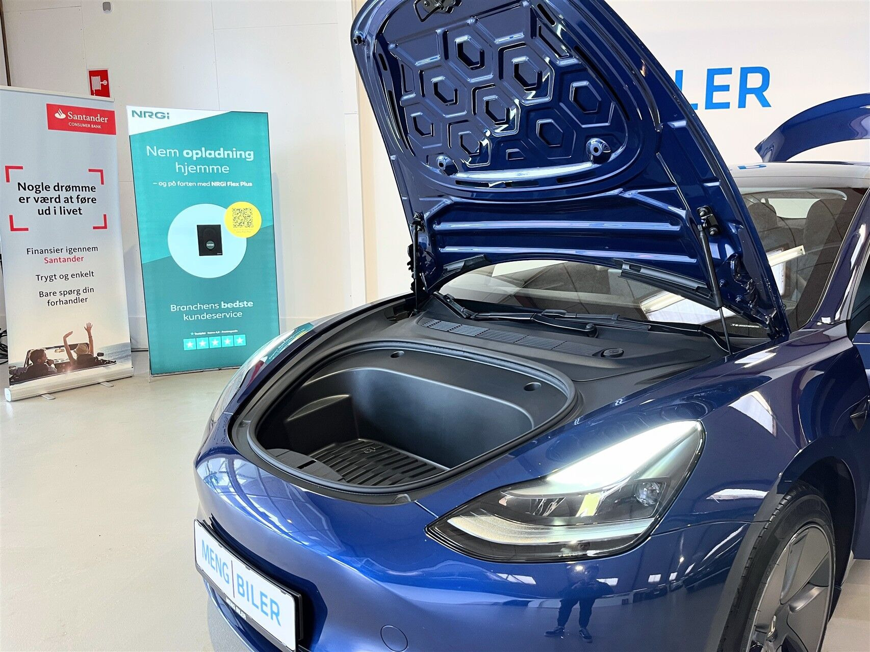 Blå Tesla Model 3 fra 2023