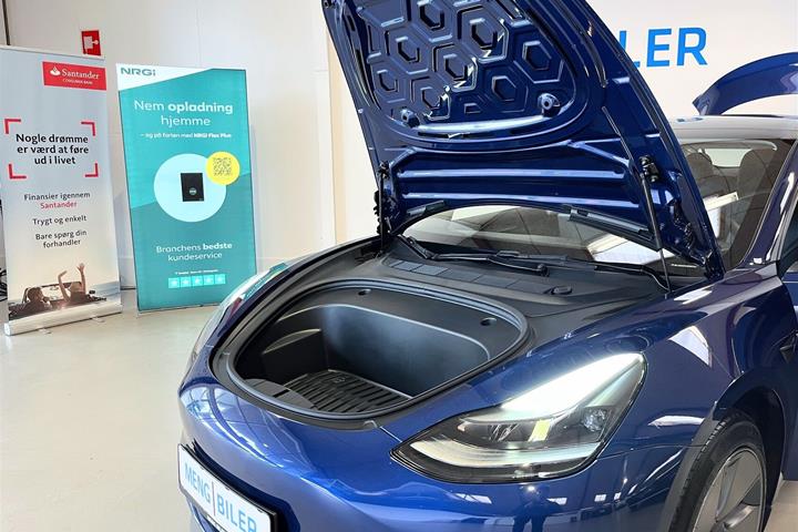 Blå Tesla Model 3 fra 2023