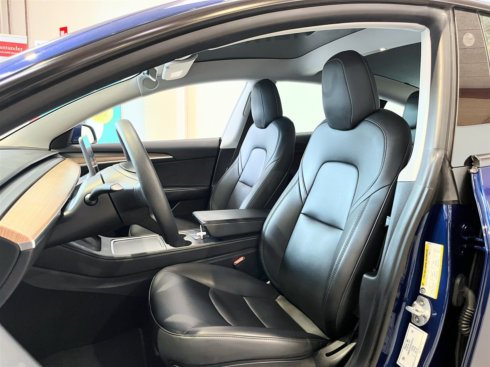 Blå Tesla Model 3 fra 2023