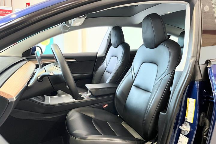 Blå Tesla Model 3 fra 2023