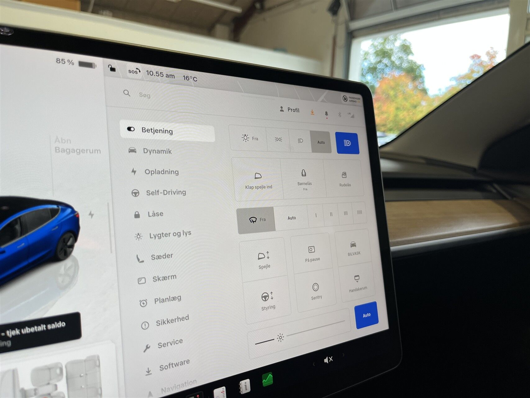 Blå Tesla Model 3 fra 2023