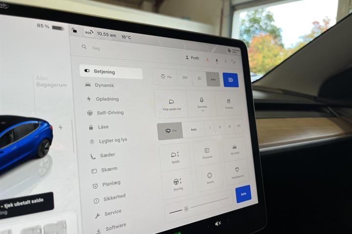 Blå Tesla Model 3 fra 2023