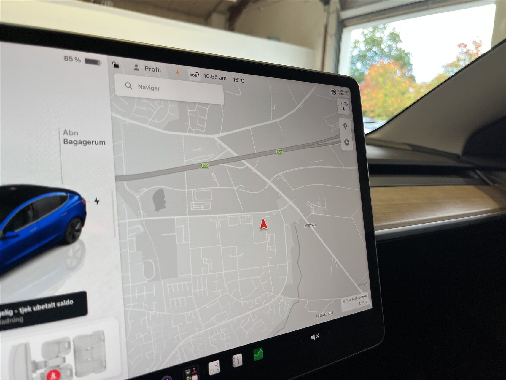 Blå Tesla Model 3 fra 2023