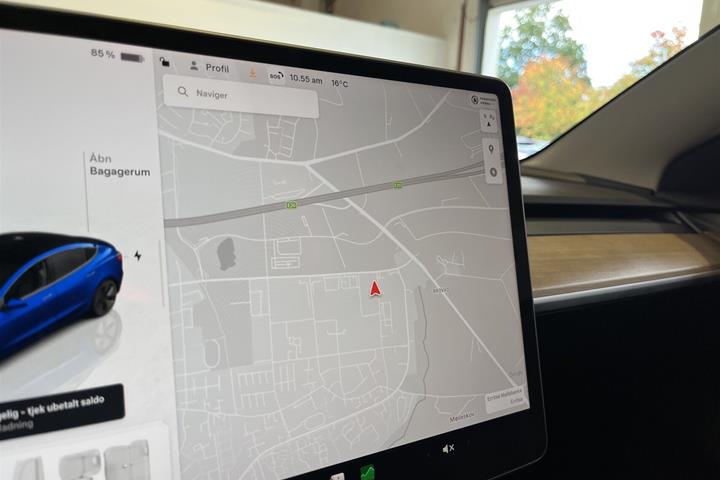 Blå Tesla Model 3 fra 2023