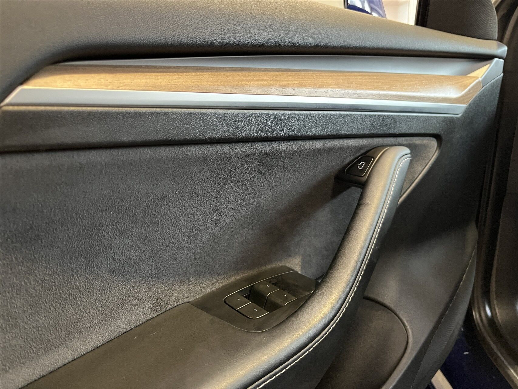 Blå Tesla Model 3 fra 2023