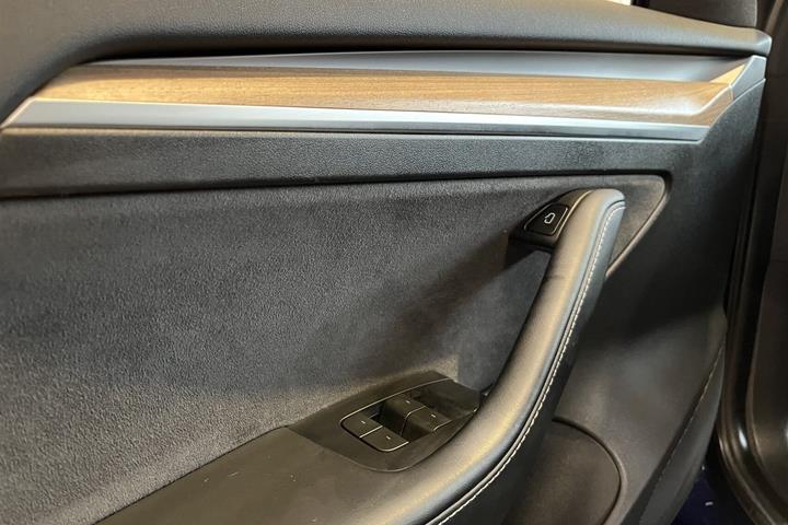 Blå Tesla Model 3 fra 2023