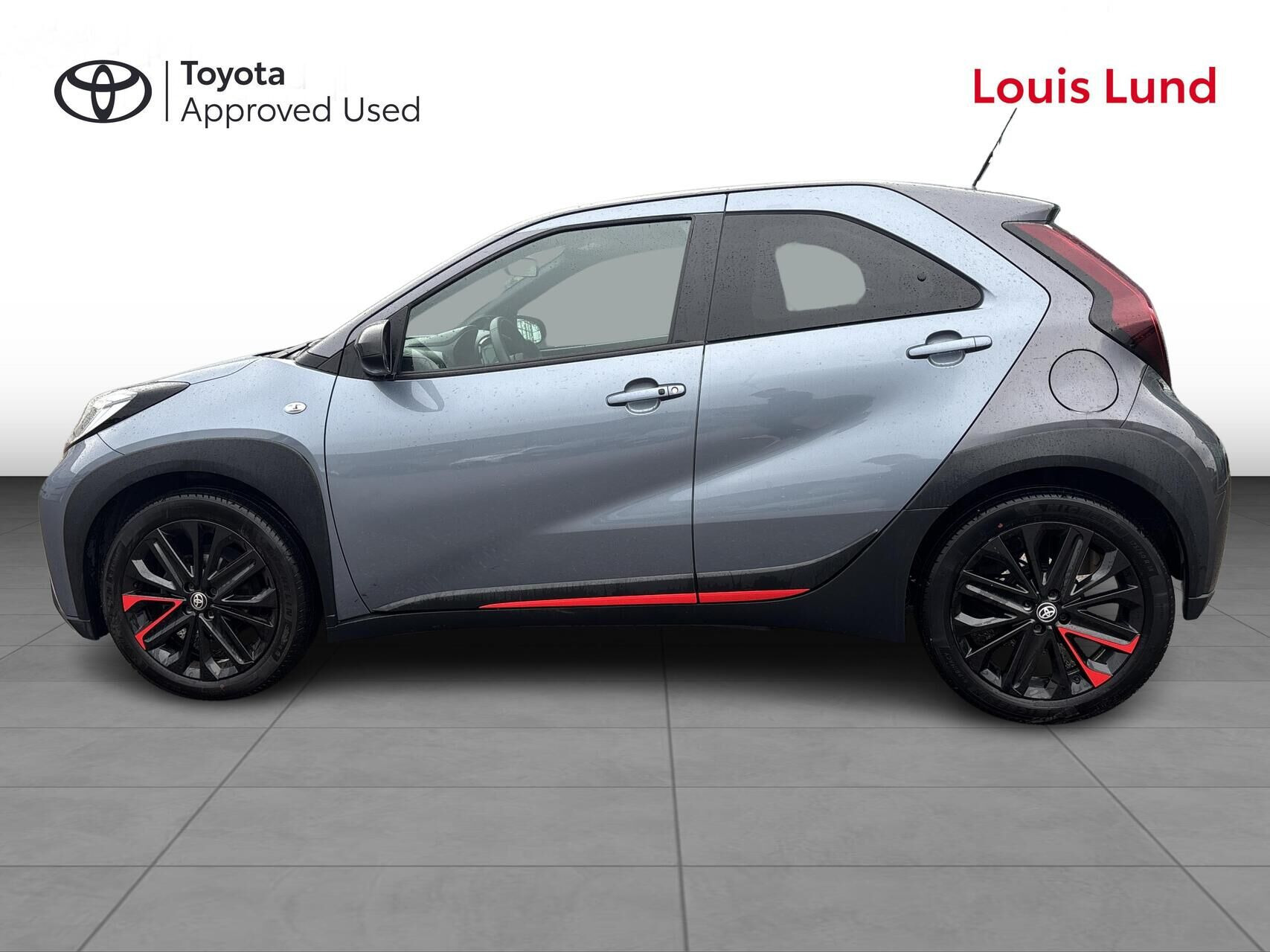 Grå Toyota Aygo X fra 2023