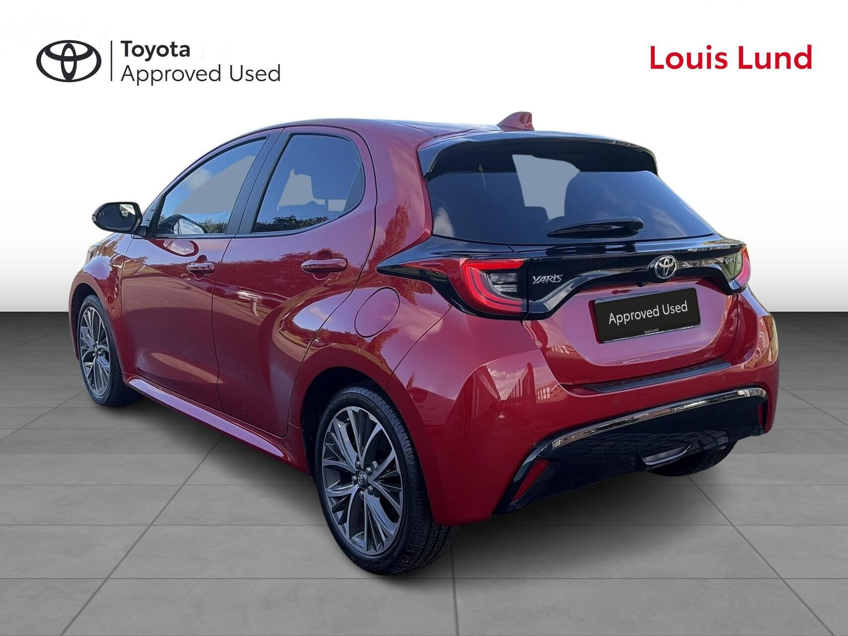 Rød Toyota Yaris fra 2024