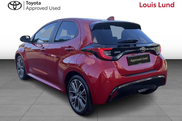 Rød Toyota Yaris fra 2024