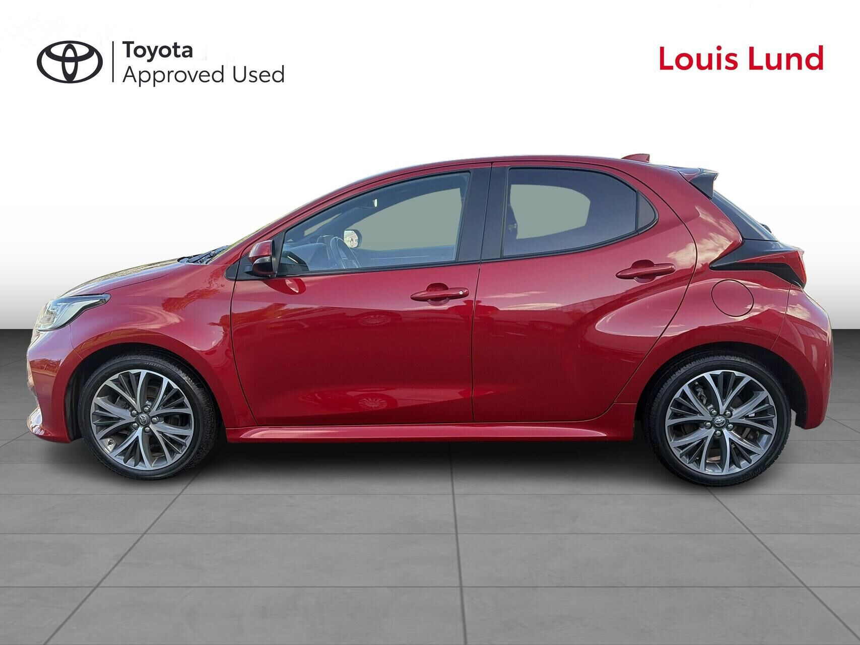 Rød Toyota Yaris fra 2024