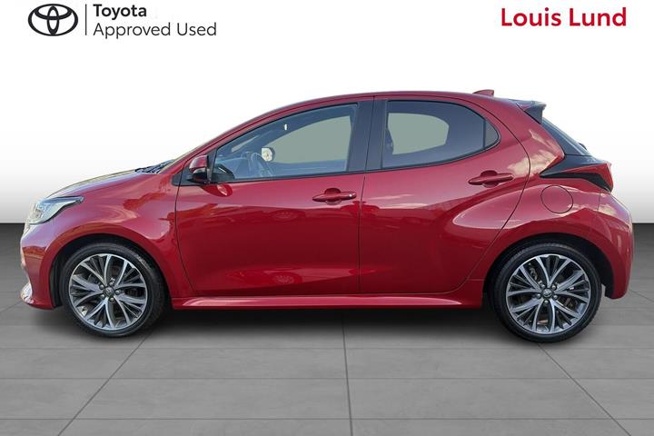 Rød Toyota Yaris fra 2024